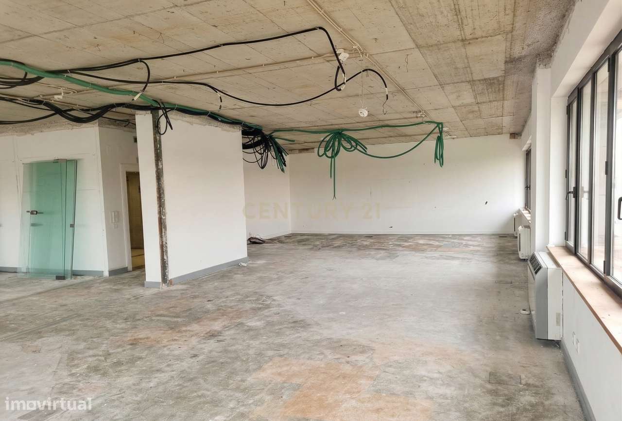 Escritório com Luz, escala e centralidade no 10.º andar de um edifício-12