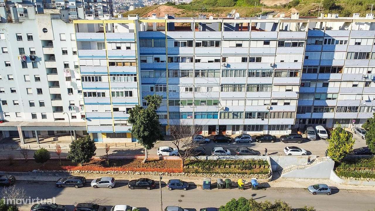 Apartamento T4 c/ Terraço-0