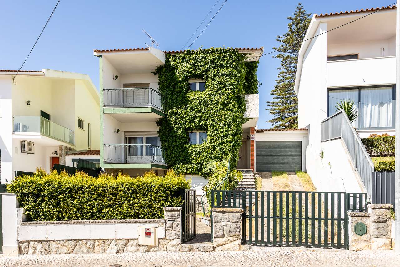 Moradia T4 Independente com Jardim e Garagem | Alto da Parede-0