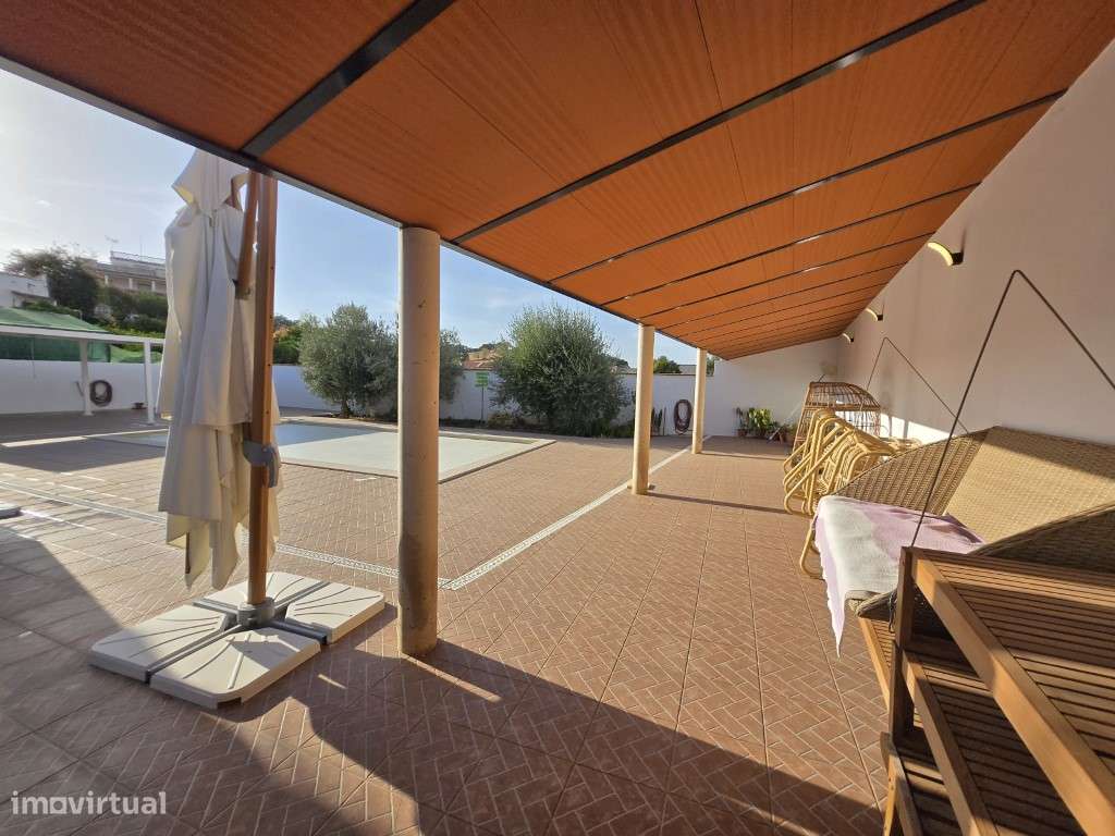 Moradia T5 Moderna com Piscina Aquecida e Garagem para 4 Carros - Grande imagem: 2/44