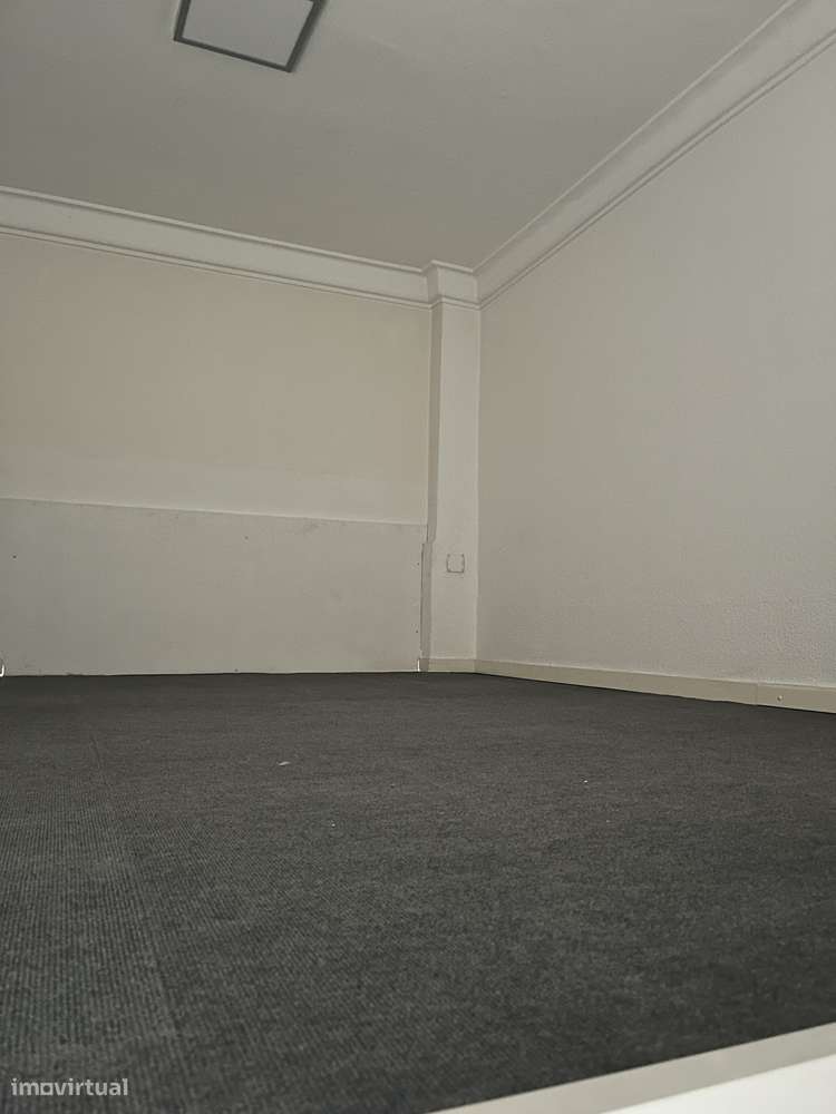 Loja com armazem em plena av. Joao XXI - Grande imagem: 4/6