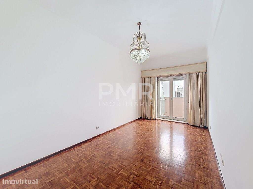 Apartamento de 5 Assoalhadas c/estacionamento e arrecadação junto ao m - Grande imagem: 3/18