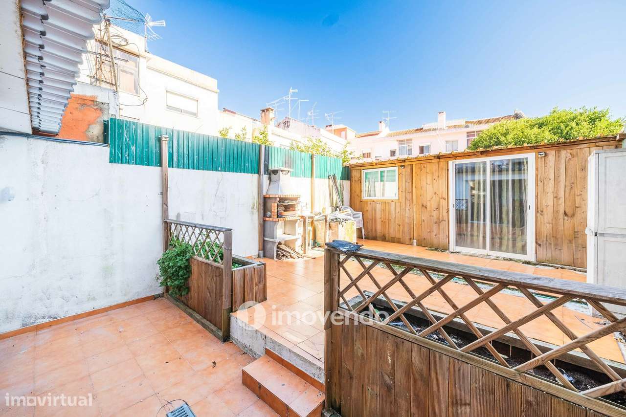 Apartamento T2, com logradouro grande, em Odivelas-10