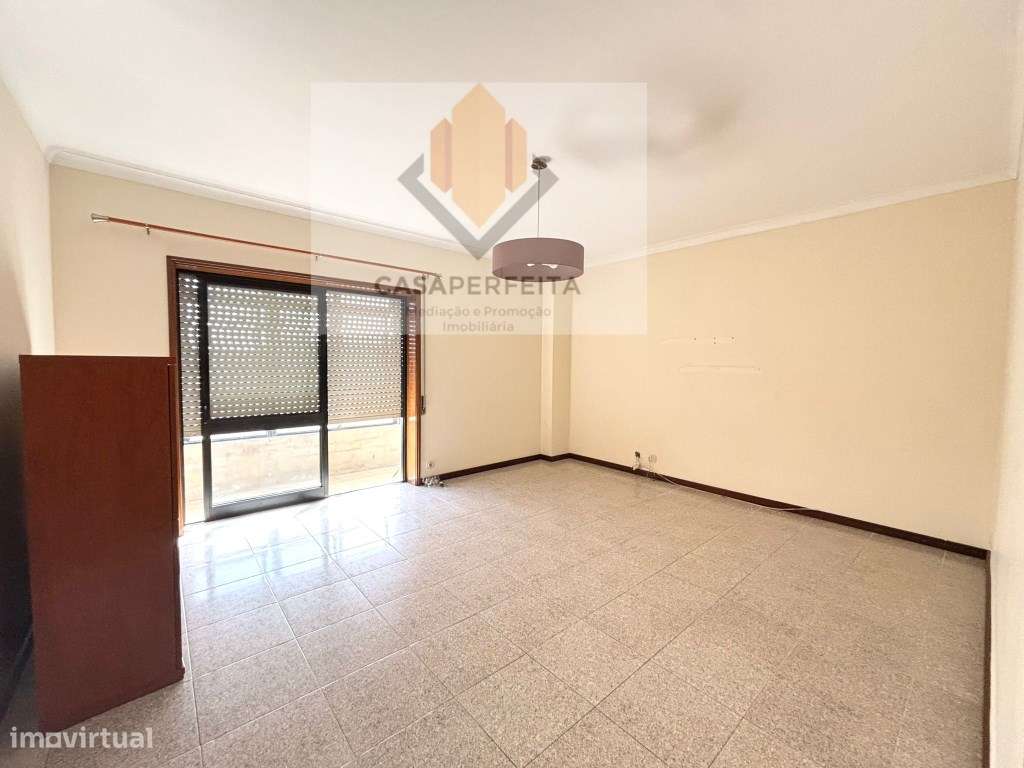Apartamento T2 com Varanda Fechada e Lugar de Garagem - Junto ao El...-6