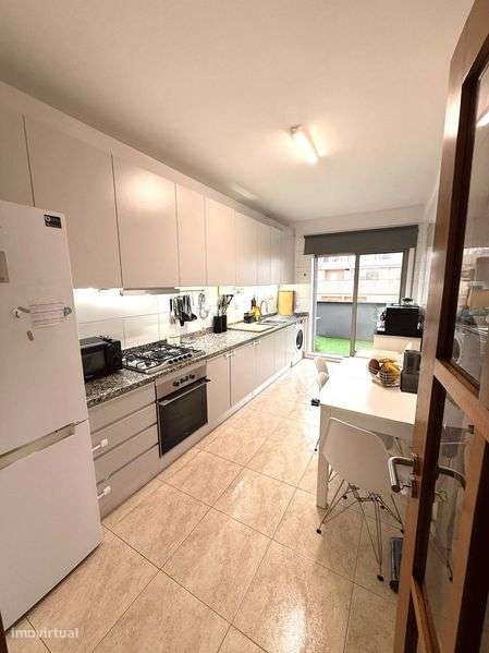 T2 no Último Andar com Terraço, Garagem e Vistas Desafogadas - Grande imagem: 4/12