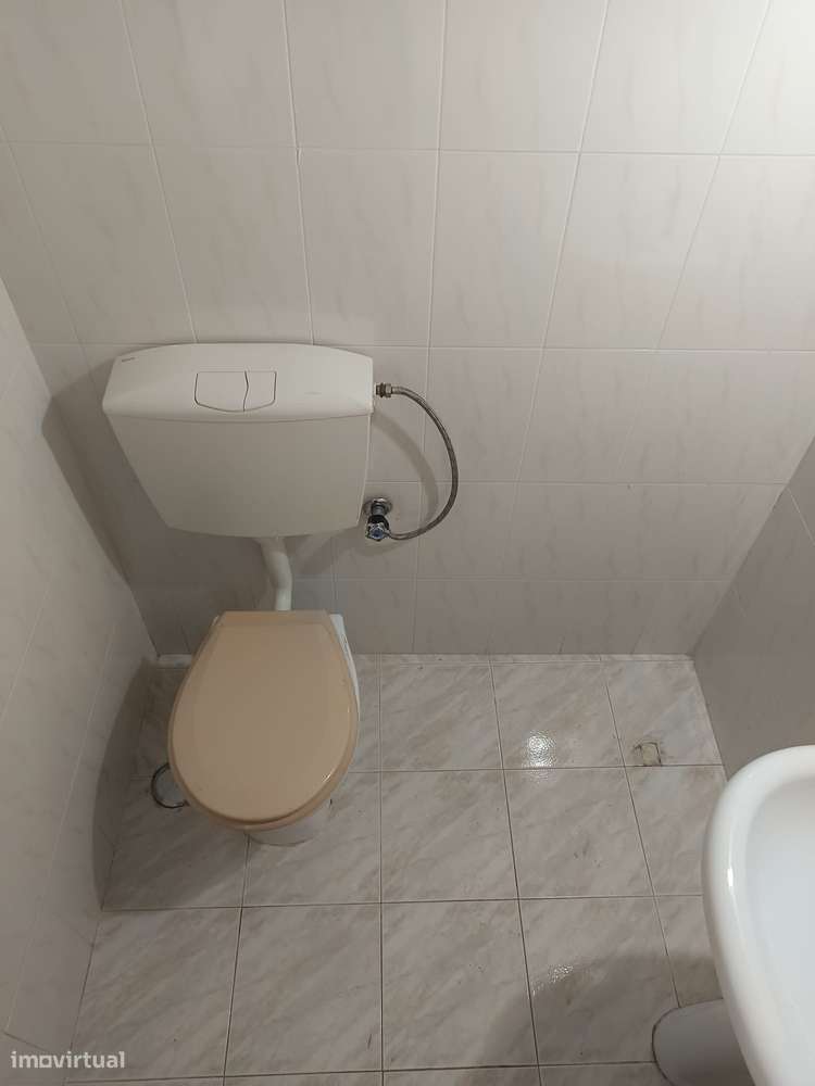 Aluga-se Garagem com WC para armazém - Grande imagem: 5/6