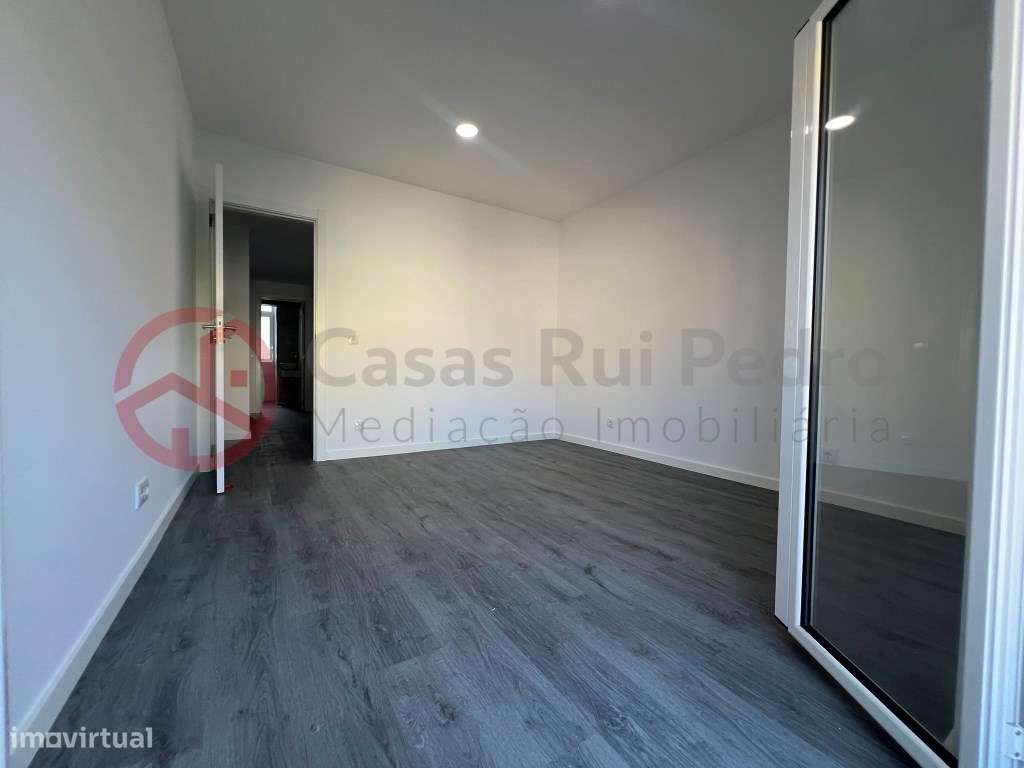T2 Totalmente Remodelado na Cova da Piedade-9