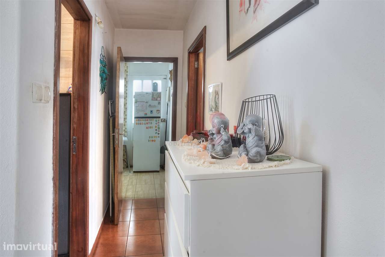 Moradia T2 com Varandas, Garagem e Telhado novo | junto a escolas | em - Grande imagem: 5/22