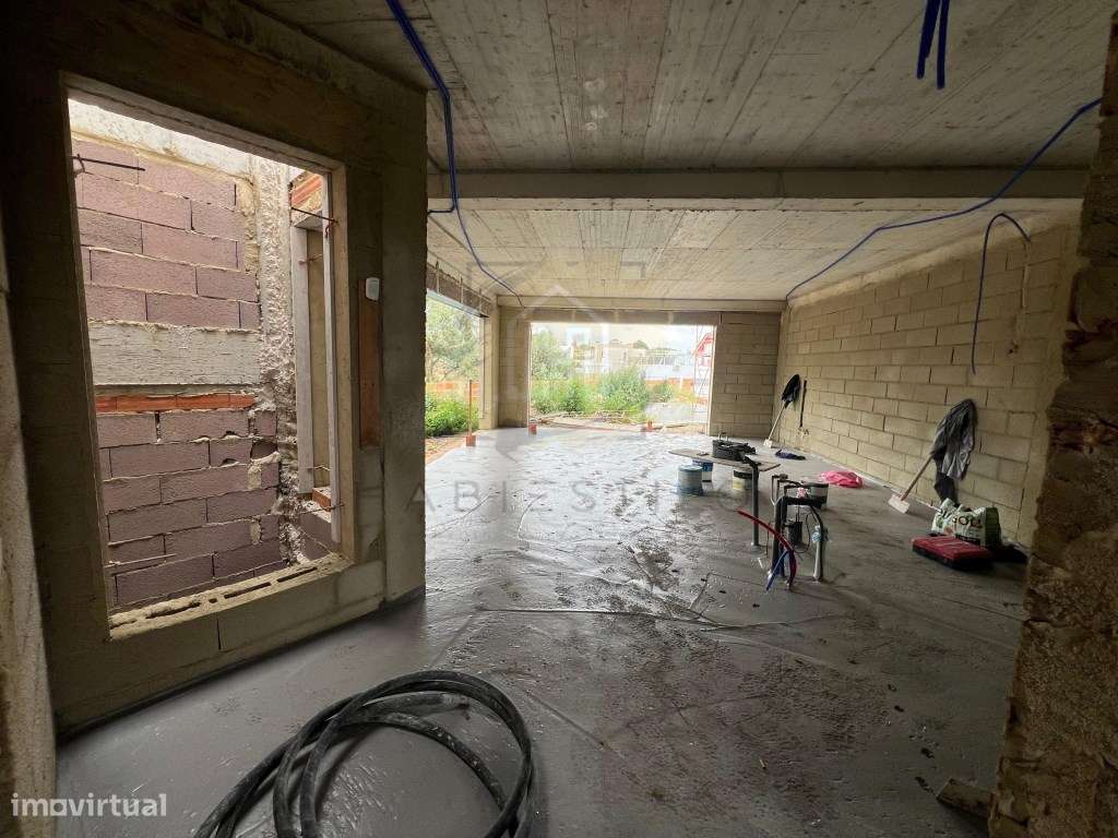 Moradia V4 com excelentes acabamentos-7