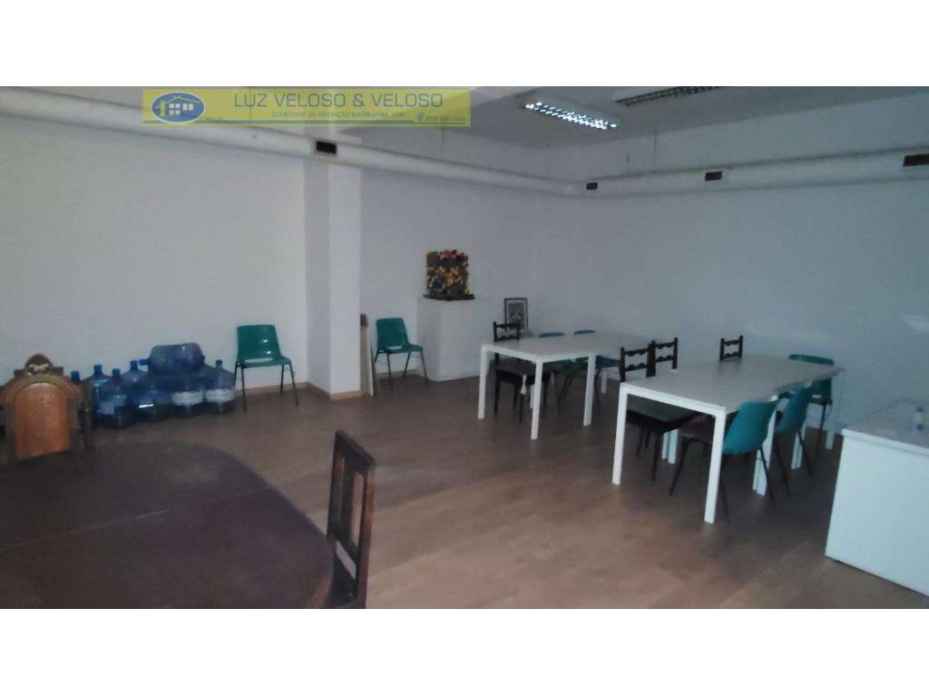 Armazém de 3 pisos, 3 entradas, 1118 m2, nas Olaias, Lisboa-24