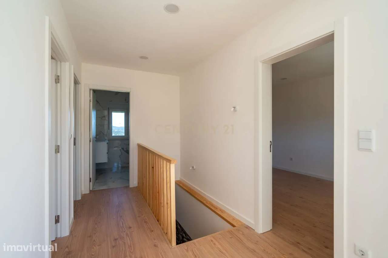 Moradia T3 de dois pisos com terreno totalmente renovada a cinco minut-27