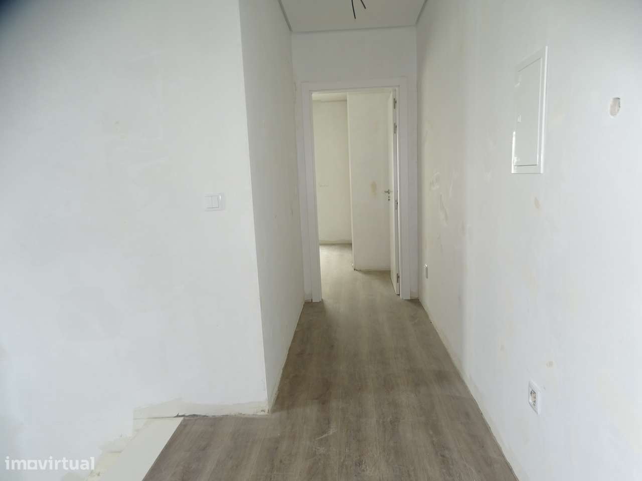 Geminada T3 com garagem, jardim e terraço-9