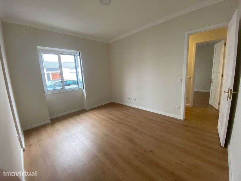 R.Laureano, T4, com jardim e garagem - Grande imagem: 5/12