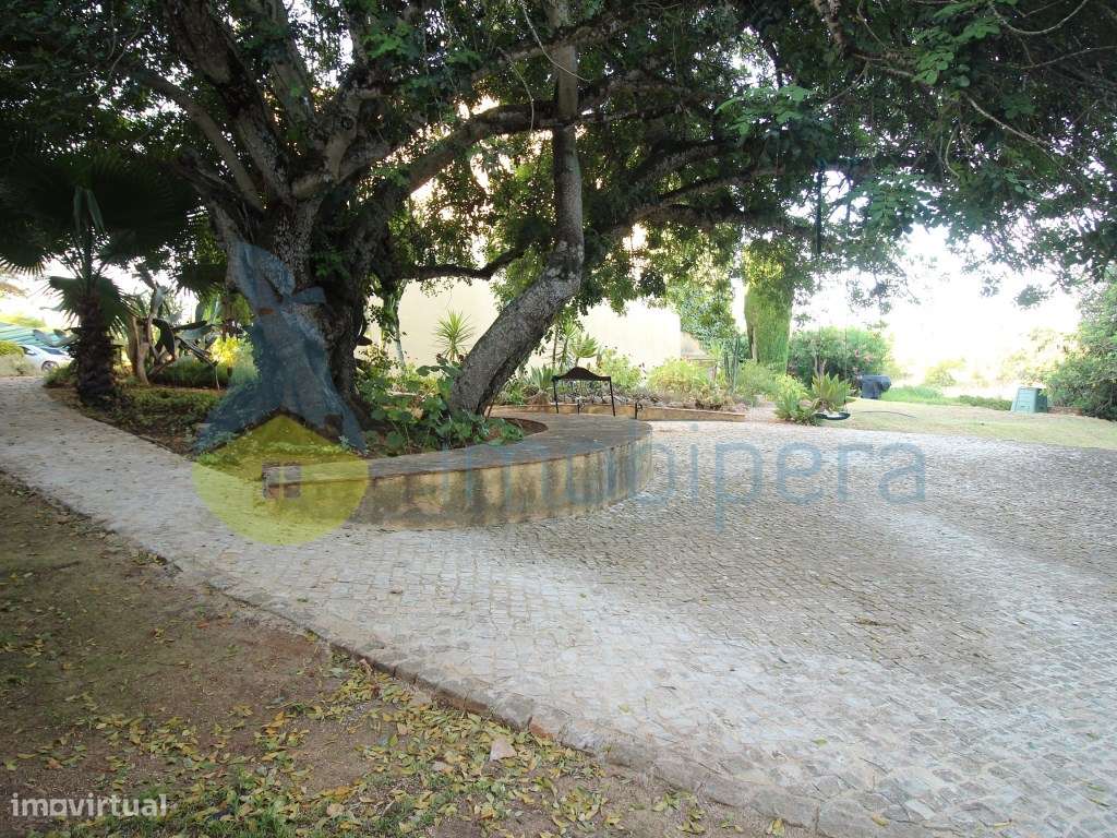 Moradia moderna geminada, está como nova, de dois pisos, localizada...-30