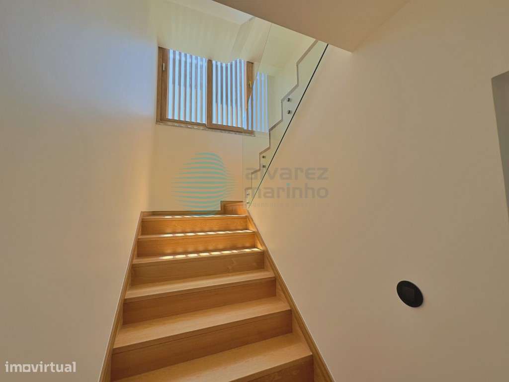 Moradia T4 Independente de Design Contemporâneo com Piscina e Garagem-27