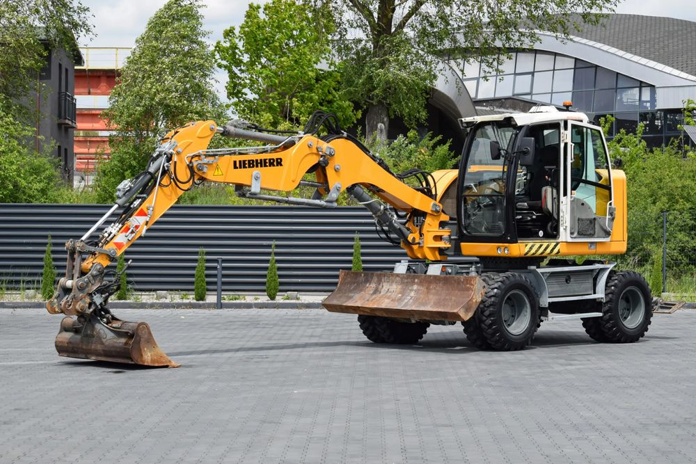 Liebherr A910 compact / koparka kołowa / kabina / klimatytzacja / spych / podpory / dodatkowy osprzęt / sprowadzona 2017
