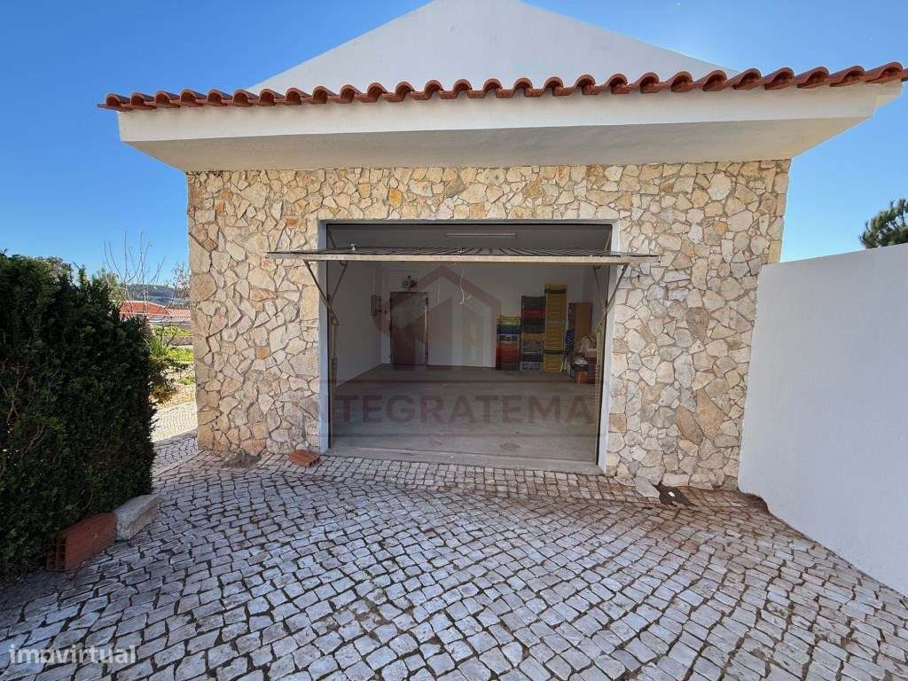 Moradia individual com anexos, piscina, armazéns e terreno-15