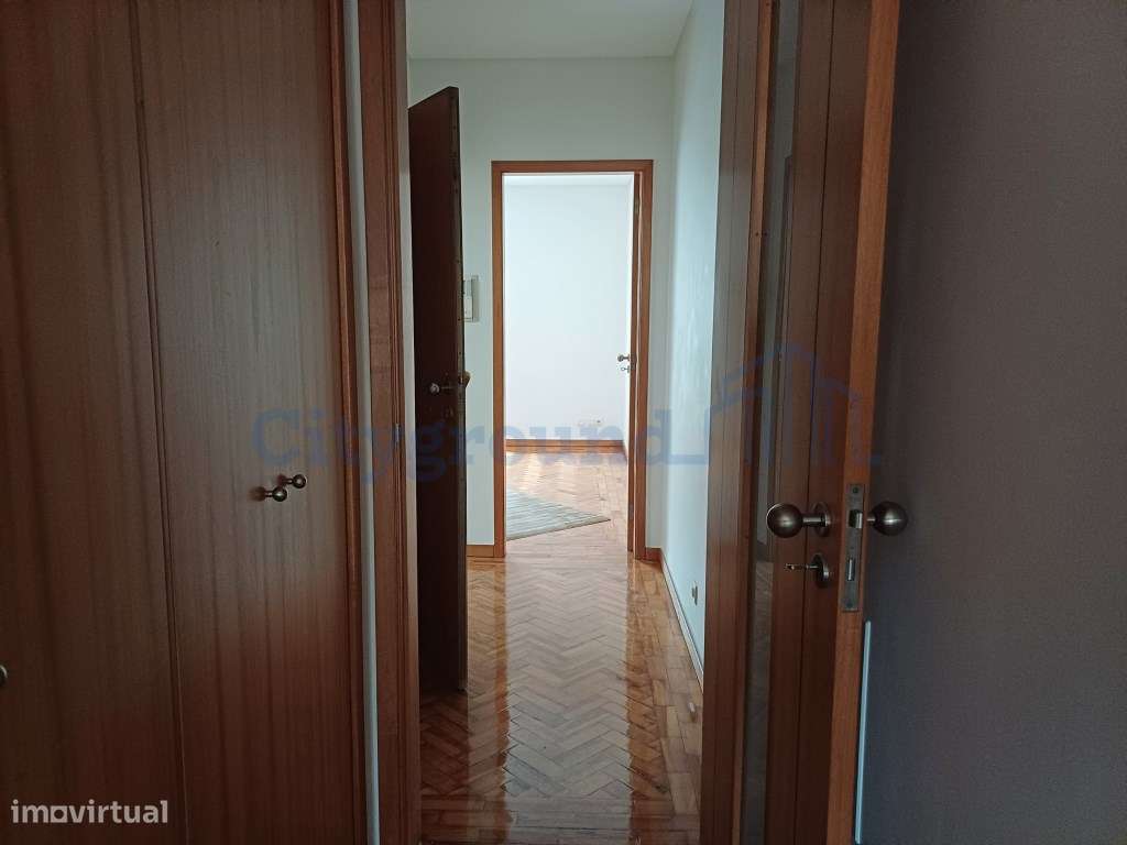 Excelente prédio renovado, de 10 fracções, em Benfica-16