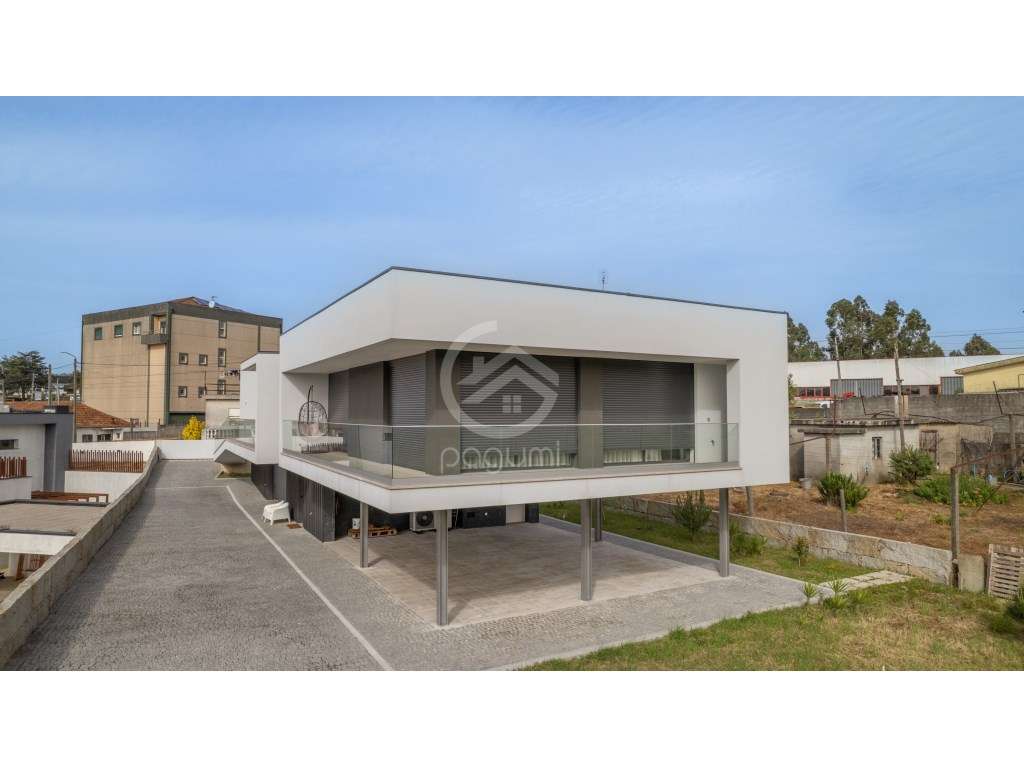Moradia Contemporânea | 1.470 m² | A 1 Minuto da A4-53