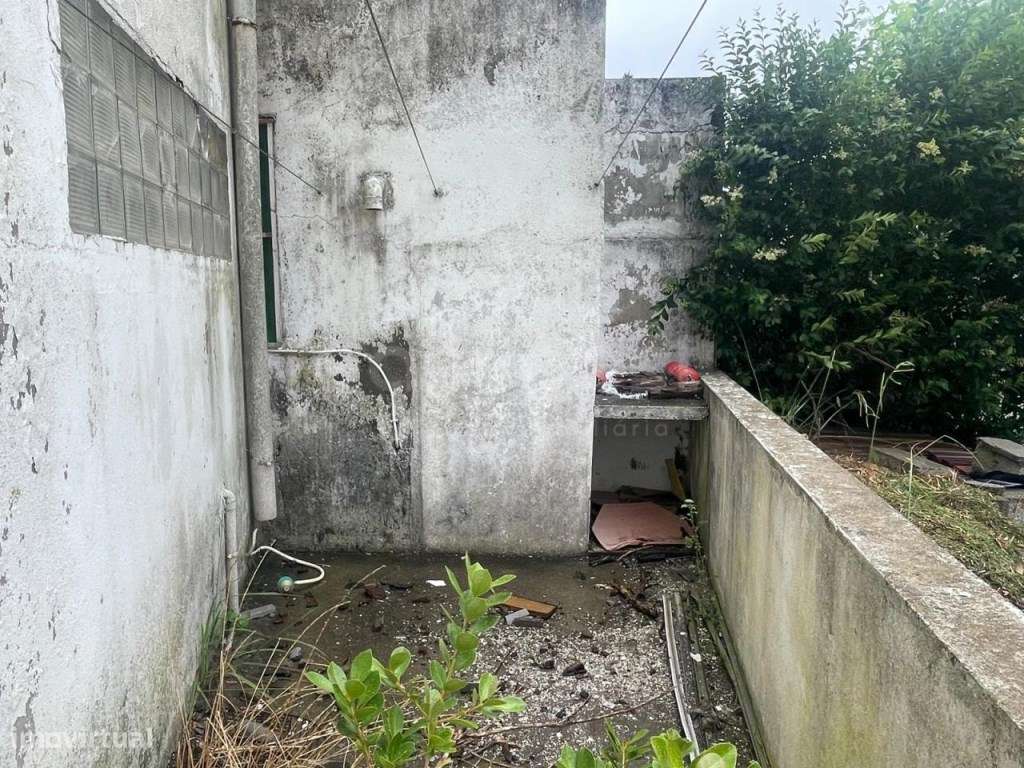 Moradia T3 geminada no centro de Praia da Vitória - Grande imagem: 3/26