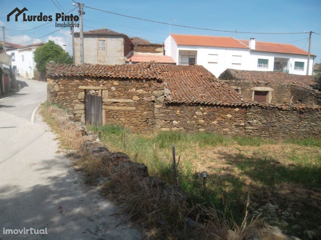 Quintinha com várias construções em pedra