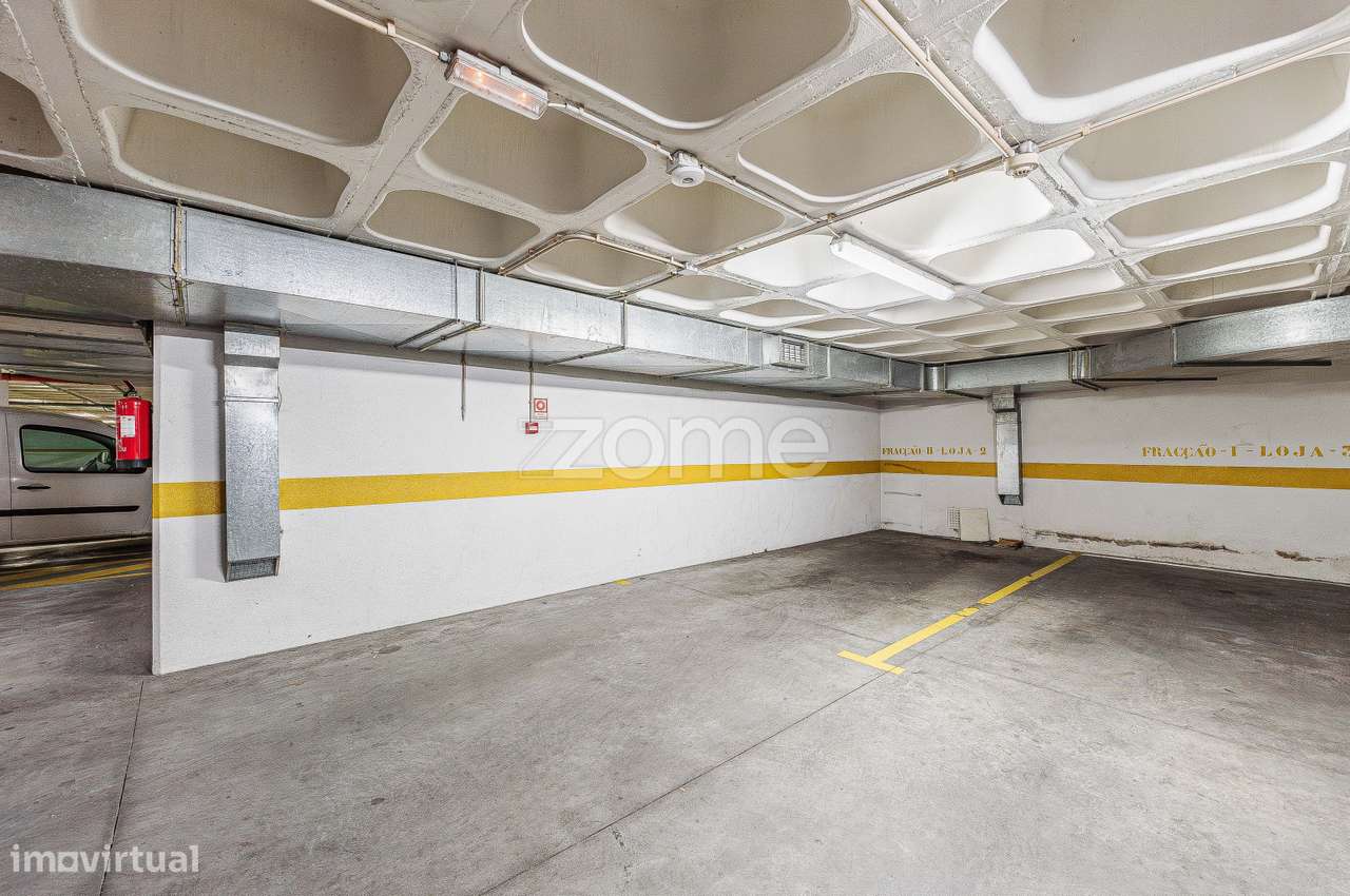 Espaço comercial com estacionamento - Alameda das Linhas de Torres-13