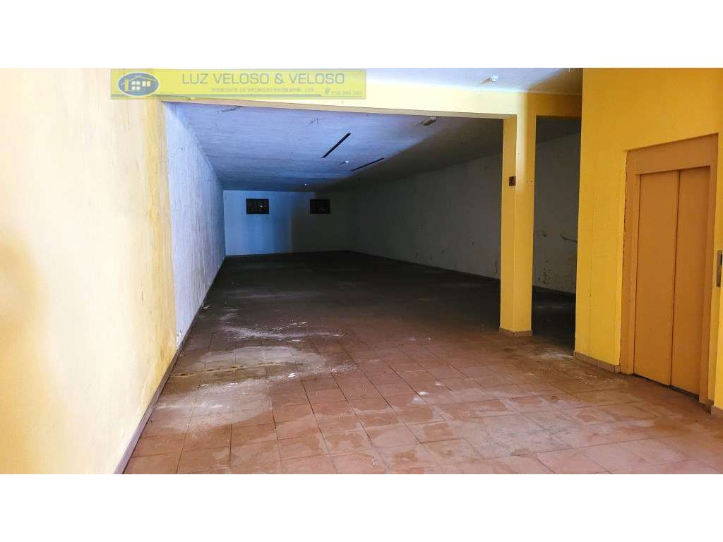 Prédio Urbano de R/C, 1º, 2º andares para Comércio em Cartaxo-9