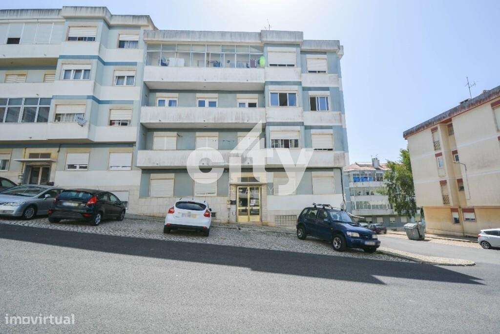 Apartamento T3 localizado em zona central de Massamá junto à Escola Se-3