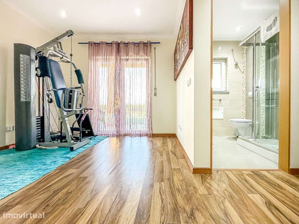 Vende-se moradia T8 junto á Praia da Assenta-4