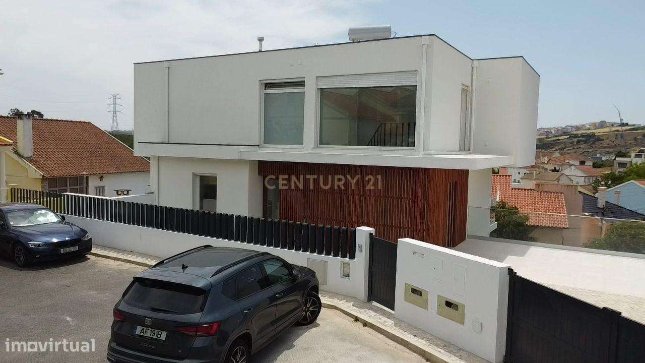 Moradia T4 de Arquitetura Moderna e Sustentável em Famões - Casal do R-50