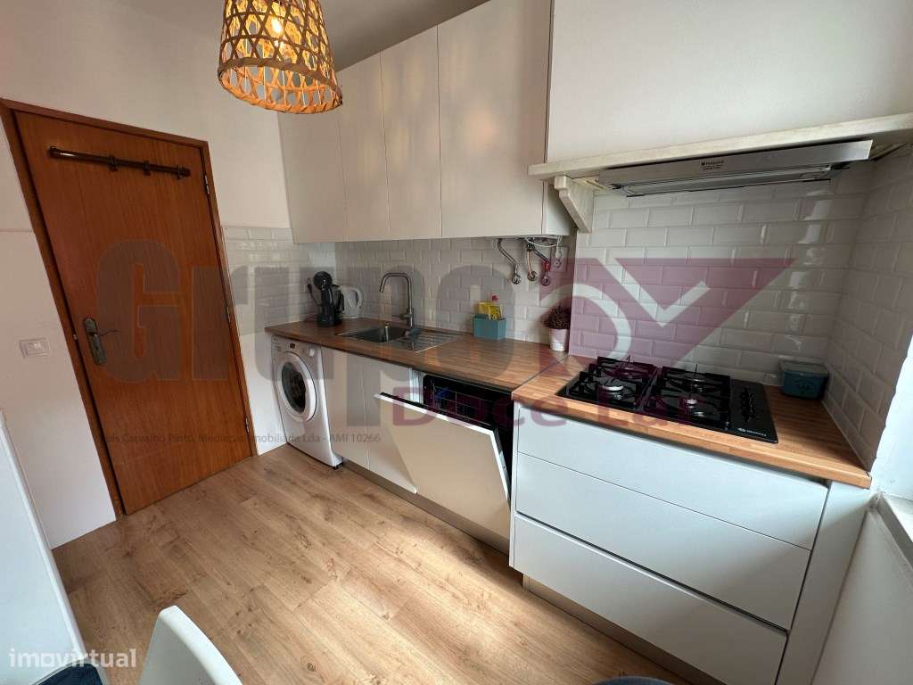 Apartamento T2+1 com Sótão a 350metros da praia de Sesimbra-6