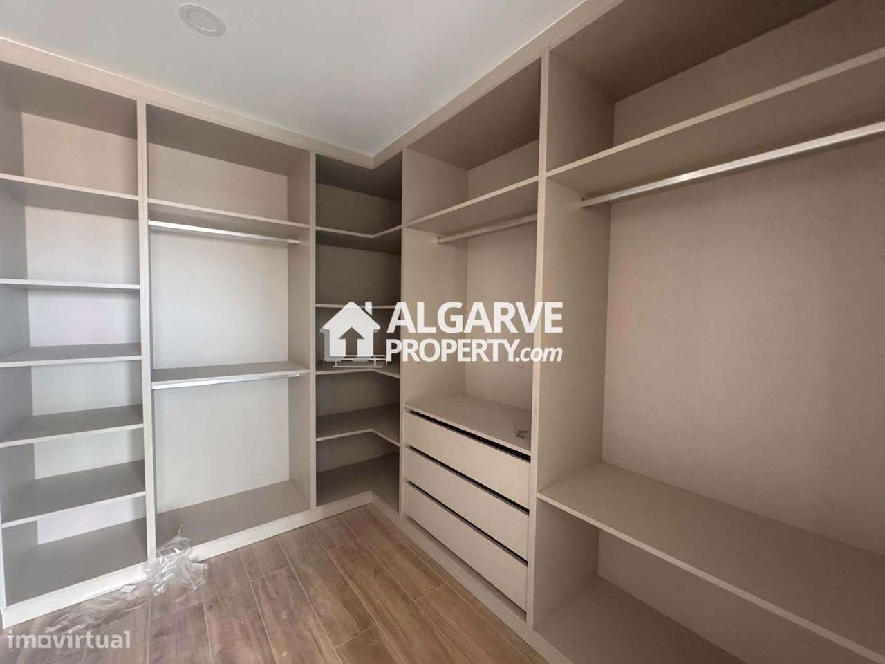 Moradia de Luxo T4 com Piscina e Vista Mar na Guia, Algarve-9