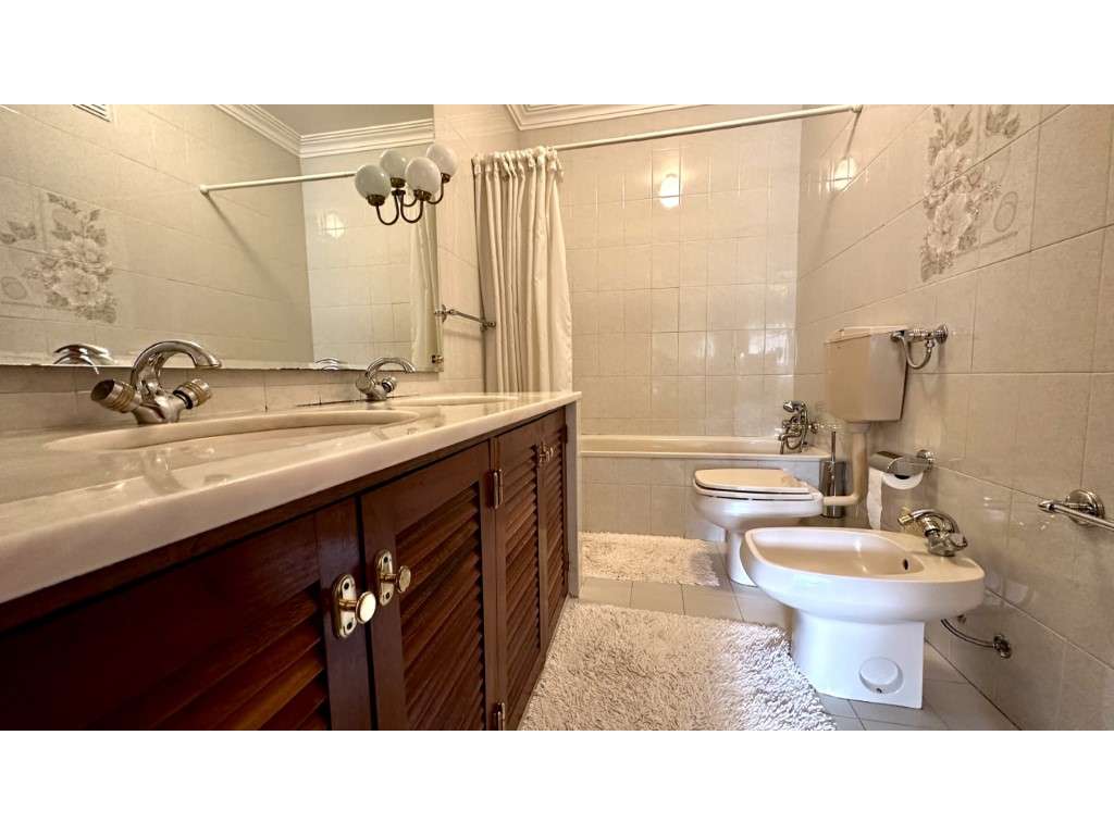 Moradia T5 com Sótão, Jardim Privado e Churrasqueira - Carnaxide-16