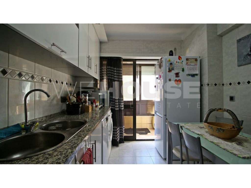 Apartamento T2 com 77m2 e arrecadação localizado na Verderena-1