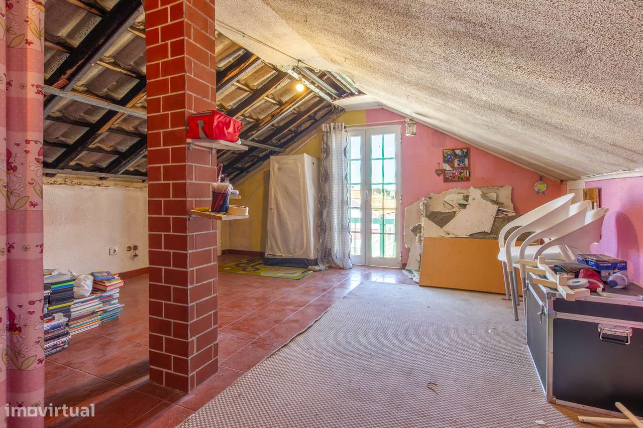 Quinta do Conde - Moradia isolada inserida em terreno de 646m²-25