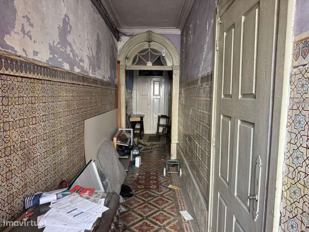 Prédio para recuperar na Rua D. João IV, em pleno centro do Porto-4
