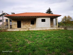 Moradia terra, nas serenas paisagens de Paredes de Viadores