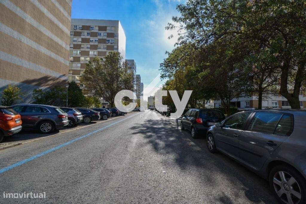 Apartamento T3 para remodelar situado na prestigiada Urbanização da Po-30