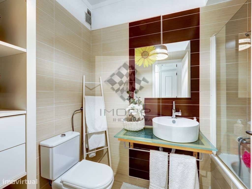 Apartamento T2 com varanda no centro de Carnide-16