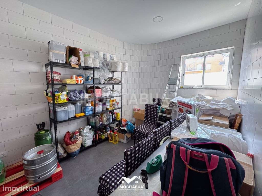 Espaço comercial com habitação T5 no centro da vila-54