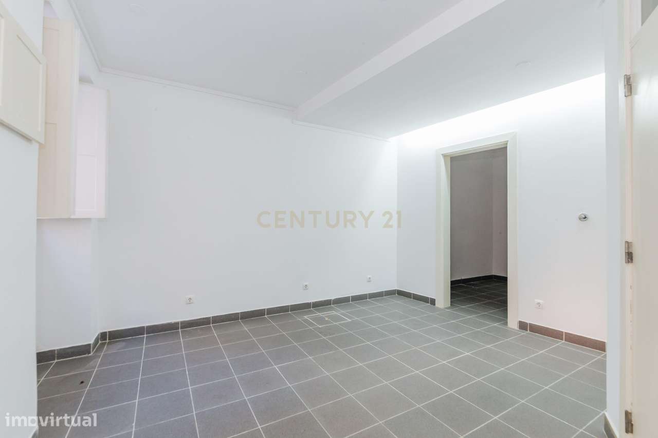 Prédio com Loja e 2 apartamentos no Castelo de São Jorge - Grande imagem: 5/22