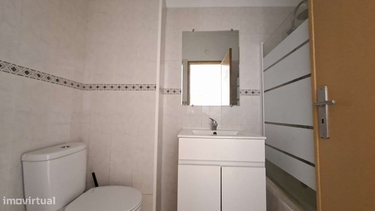 Apartamento T2 luminoso no Barreiro – 5.º andar com elevadore-8