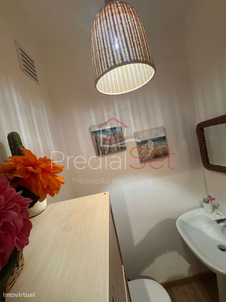 Apartamento T4  Remodelado em Corroios-16
