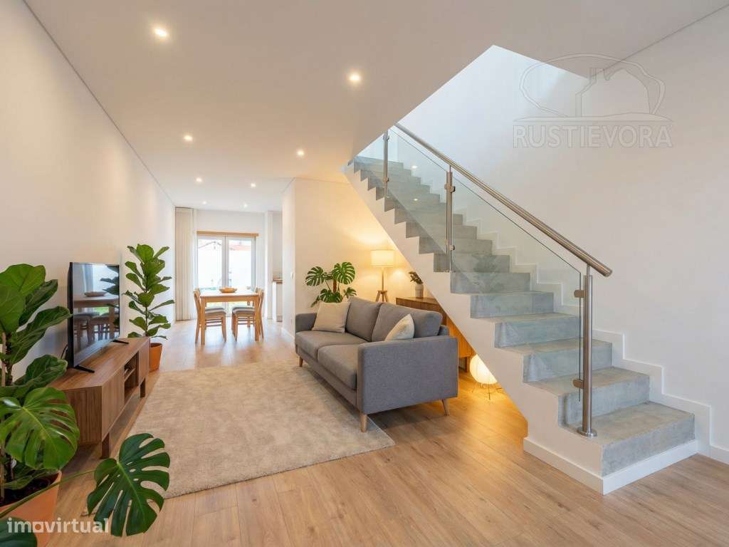 Moradia geminada com logradouro e dois lugares de estacionamento - Grande imagem: 5/9