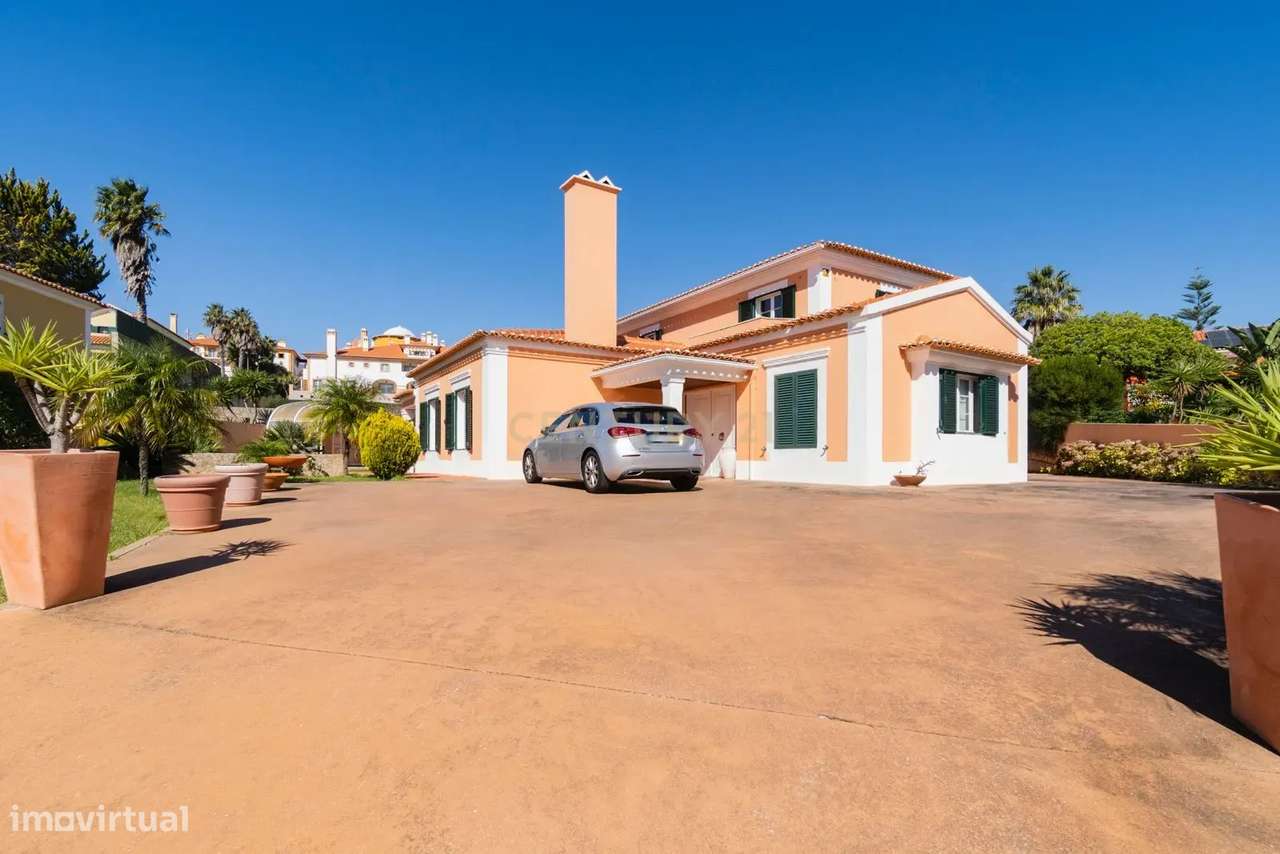 Moradia Isolada T6 com Garagem e Piscina Coberta na Quinta da Beloura-0