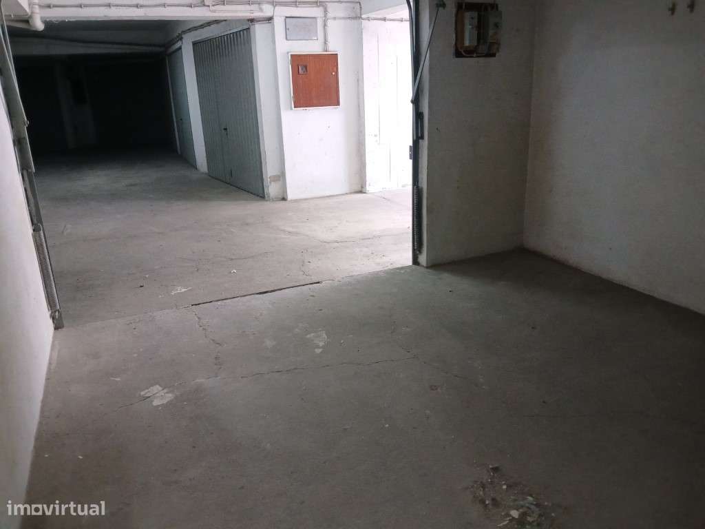 Garagem na Tapada das Merçes Junto á estação CP - Grande imagem: 5/7