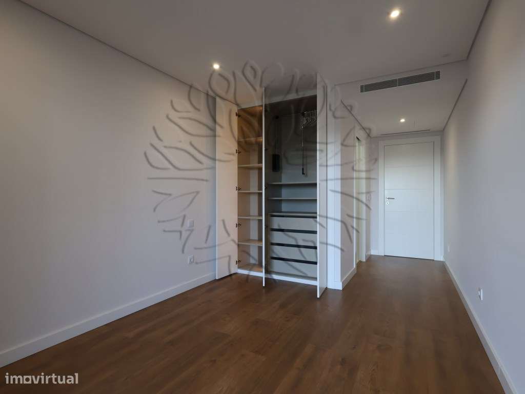 Apartamento T3 usado como novo em Vale Salgueiro, Montijo. Com 196 ...-33