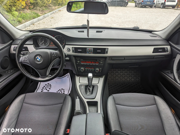 BMW Seria 3 318i Touring - 13
