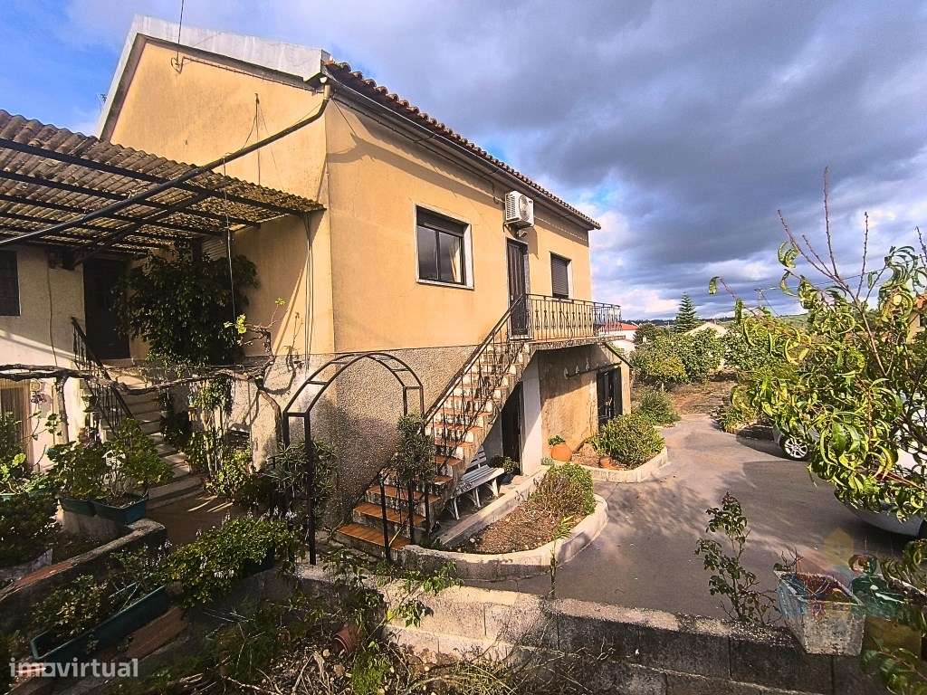 Moradia T4 com construção robusta e terreno perto IC9- Tomar-6