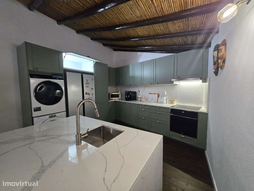 Moradia T5 Moderna com Piscina Aquecida e Garagem para 4 Carros-25